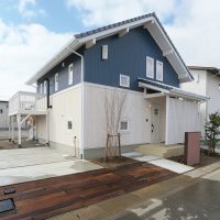 三角屋根の家の外観