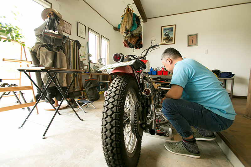 バイクを土間リビングでメンテナンス