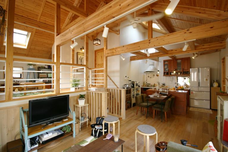 勾配天井でリビングをおしゃれにする｜2階リビング・平屋×勾配天井の間取り実例紹介