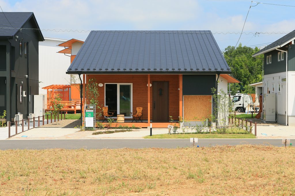 平屋のような外観の2階建て（半平屋）