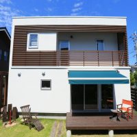 小さい二階建ての家