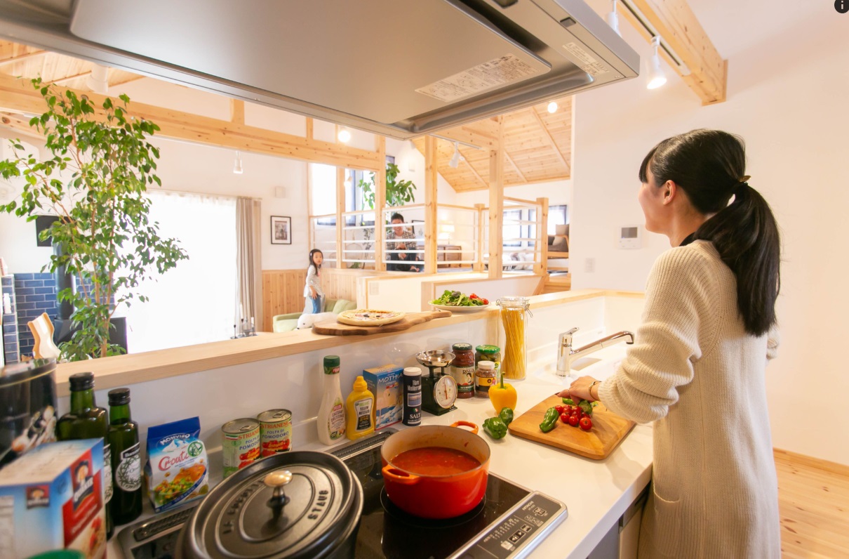 キッチンからスキップフロアの家族を見渡せる室内