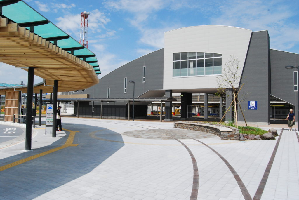 東武動物公園駅の駅舎と駅前広場